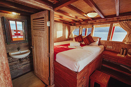 Seven Seas upper deck double cabin with en-suite