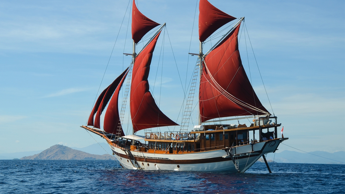 Tiare Cruise luxury phinisi liveaboard built by Cruising Indonesia